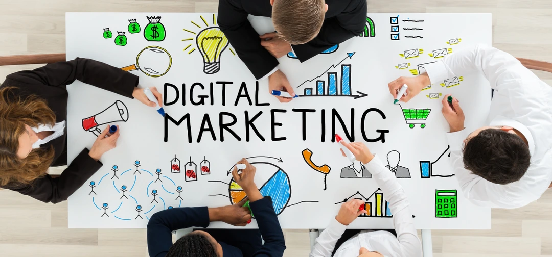 Agence de conseil en marketing digital : équipe travaillant autour d'une table sur des éléments de marketing digital