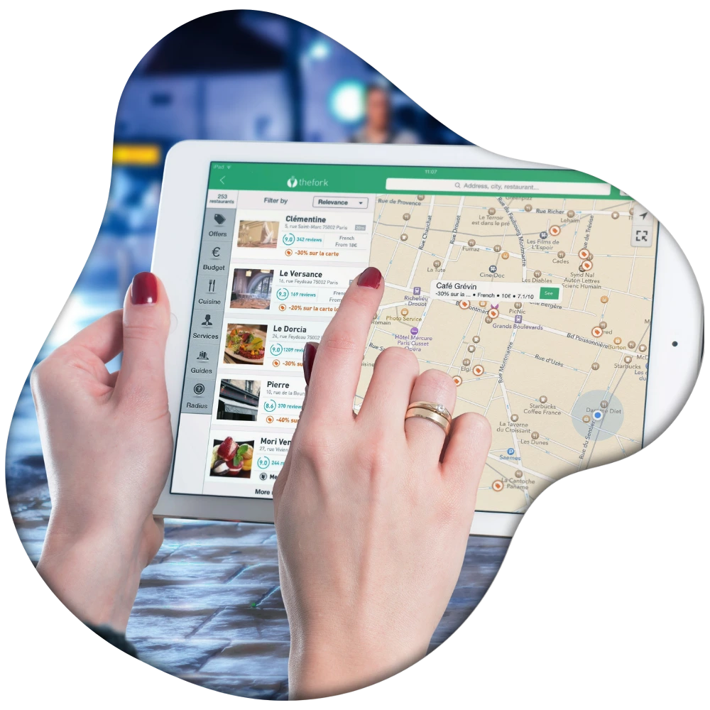 Image des mains d'une femme sélectionnant un établissement sur Google Map