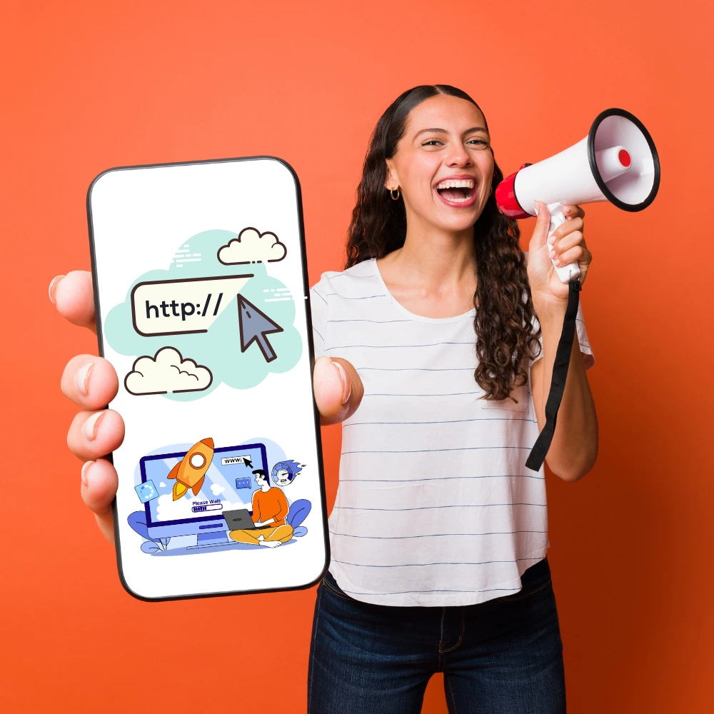 Une femme tenant un téléphone dans la main droite et un mégaphone dans la main gauche