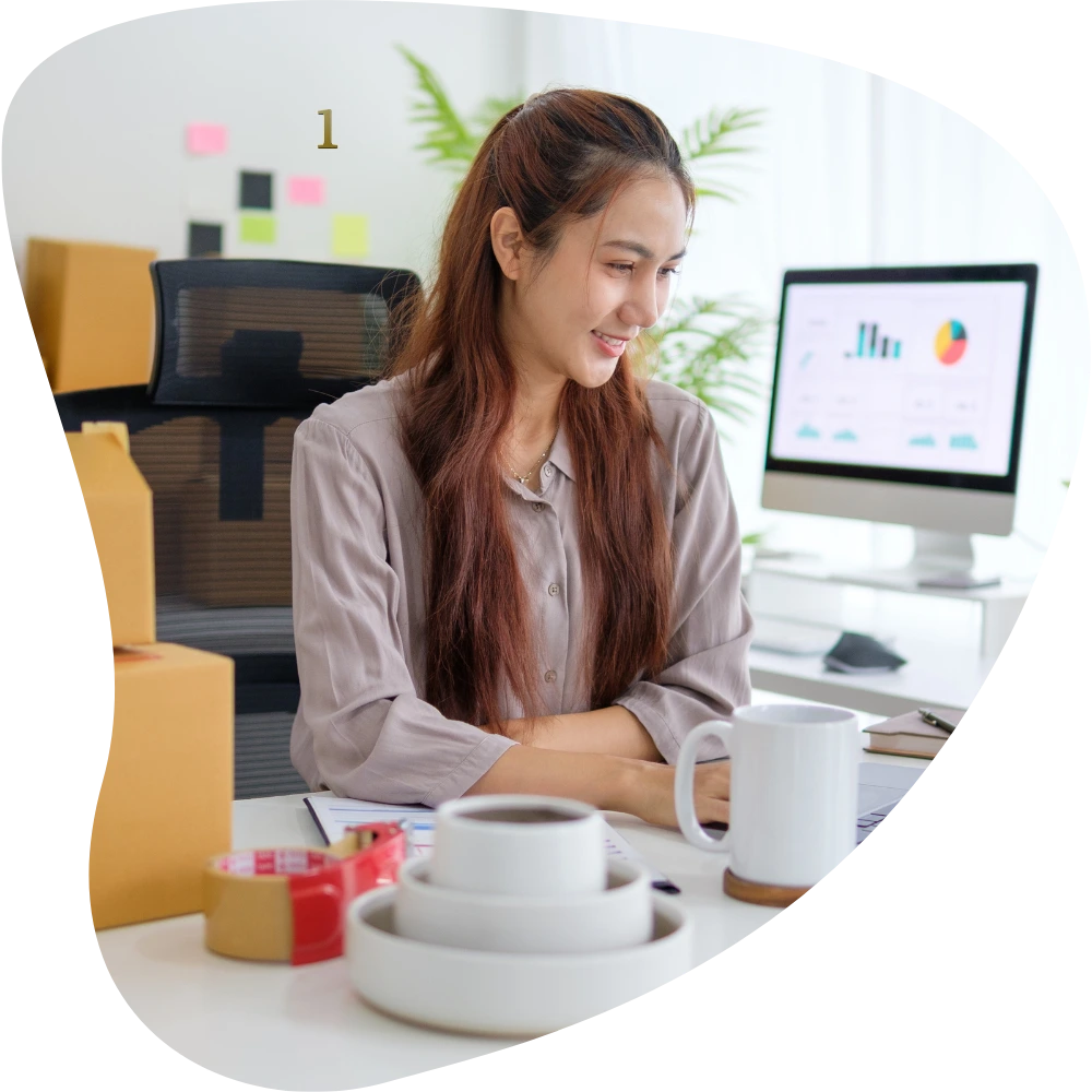 une jeune femme sur son bureau
